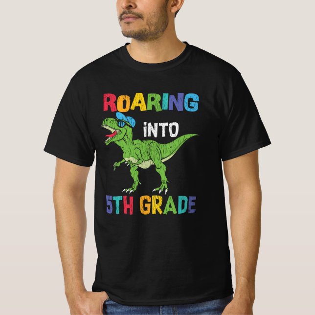 5:e klassens dinosaurie första skoldagspresent til t shirt (Framsida)