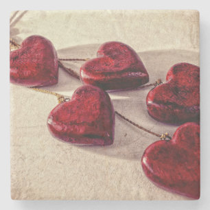 5 Red Wooden Hearts Entwated Together Underlägg Sten