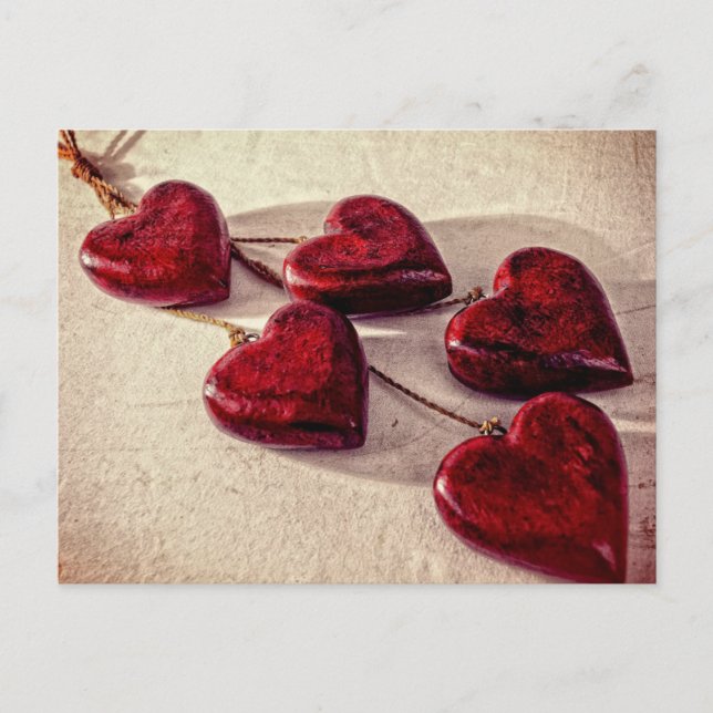 5 Red Wooden Hearts Entwated Together Vykort (Framsida)