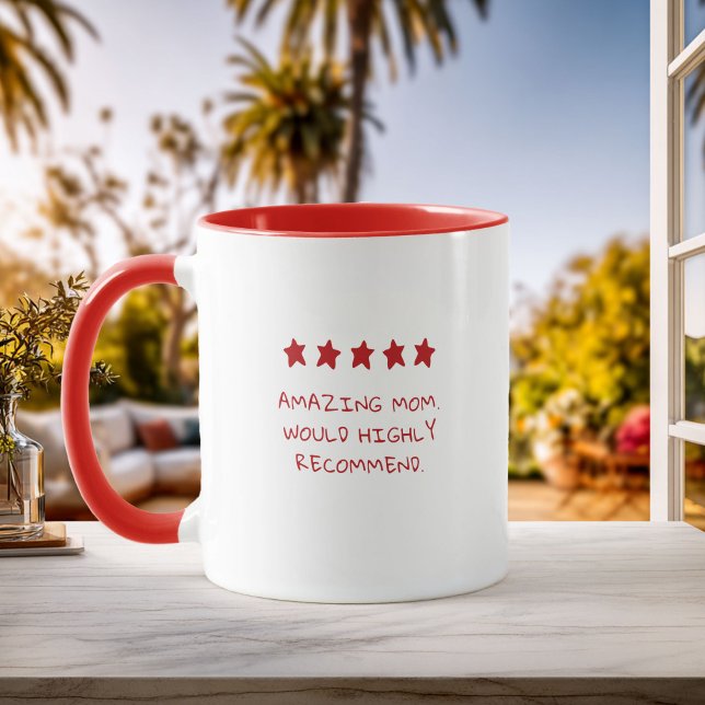 5-stjärnig anpassad fantastisk mamma uppskattning  mugg (Mug featuring five stars and the phrase “Amazing Mom, Would Highly Recommend” in red text.)