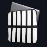 5 Svartvit Linjer med 5 Bisected Laptop Fodral<br><div class="desc">Inspinerad av en karta-symbol för järnvägsspår, uppvisar detta fet geometriska mönster fem lodrät svart linjer som är uppdelat i hälften av en vågrät svart linje nedåt i mitten. Svarten på vit mönster har ett slimmat utseende. Det vita är genomskinligt, så du kan ändra det om du vill. Klicka bara på...</div>