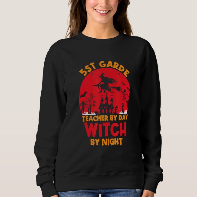 5st grade teacher by day witch by night happy Hall T Shirt (Framsida)