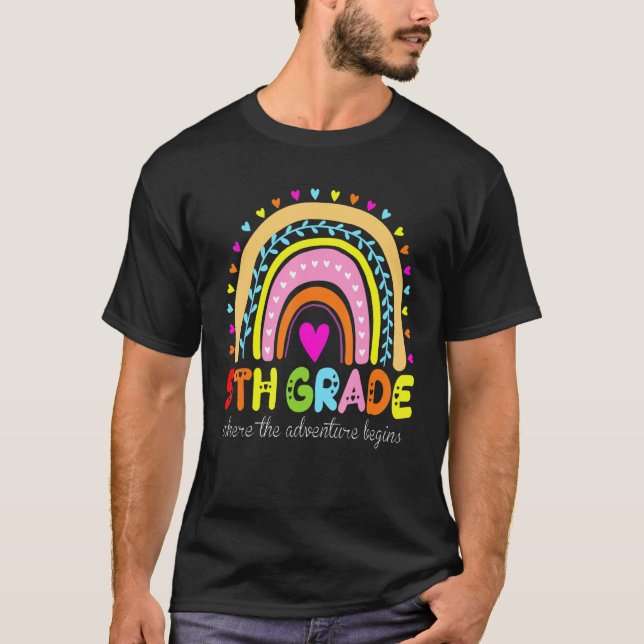 5th Grade Where The Adventure Begins Back To Schoo T Shirt (Framsida)