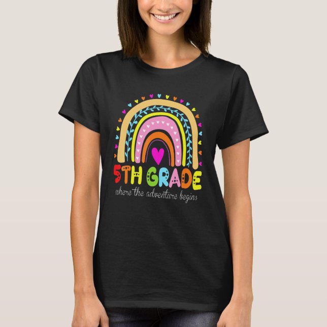 5th Grade Where The Adventure Begins Back To Schoo T Shirt (Framsida)