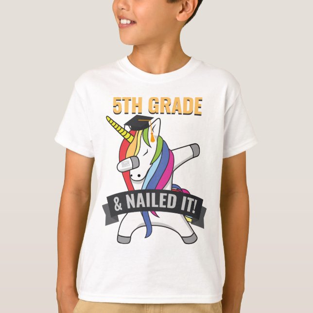 5TH KLASSEN spikade den unicornen som baddar T Shirt (Framsida)