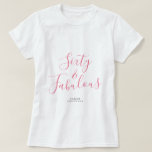 60 Anpassat namn på Rosa 60:e födelsedagspresent T Shirt<br><div class="desc">Firar att du vrider 60 i stil med det här anpassade namnet modern t-shirt för 60-årsdagen med texten 60 och sassy i elegant blue script. Lägg bara till ditt namn till den här 60:e födelsedagsfirandet t-shirt. Perfektens födelsedagspresent för en modern, snyggt och elegant 60 år gammal. Enbart designad för dig...</div>