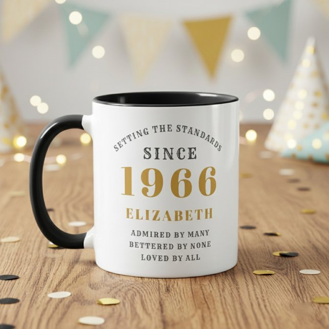 60-årsdag 1966 Lägg till namn Elegant Mugg (Born 1966 birthday gift mug. Wood table with out of focus background. )