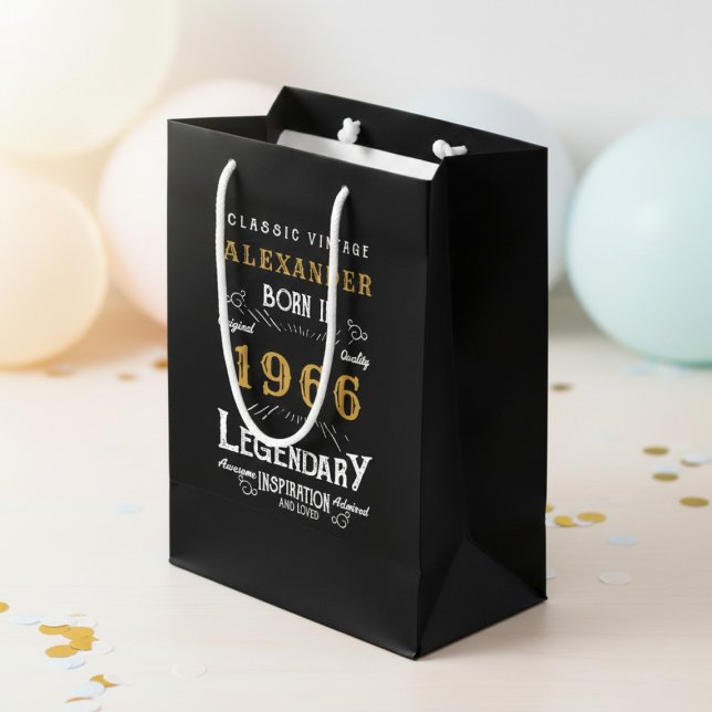 60-årsdag 1966 Lägg till namn Legend Svart Guld (Born 1966 birthday gift bag. Background out of focus.)