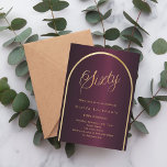 60-årsdag, lyx för burgundy-skript i guld inbjudningar<br><div class="desc">En elegant 60-årsinbjudan. En burgig bakgrund med en gyllene båge på framsidan.</div>