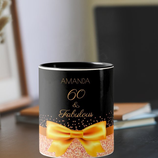 60-årsdag svart guld-elegant-båge namn Två-Tonad mugg (Skapare uppladdad)