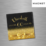 60-årsdag svart guld-elegant monogram magnet<br><div class="desc">Elegant,  klassisk,  glamorös och feminin. En färgad i guld med gyllene glitter och gnistra,  lite av lek och lyx för en födelsedag. Svart bakgrund. Mallar för hennes namn,  ålder,  födelsedatum och födelsedatum.</div>