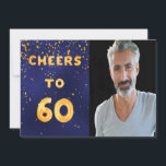 60-årsdag till 60 guld-ballongtext blå inbjudningar<br><div class="desc">Ett trendig 60 födelsedagsfest inbjudan. Med texten: Cheers to 60 på framsidan skriven med faux guld ballong brev. Mörk blått bakgrund,  det blå färg är ojämn. Med guldkonetti. Mall för fotot. Lägg till din händelseinformation på baksidan. Vit brev,  blå bakgrund.</div>
