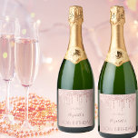 60-årsdagen  droppar i namn i ro guld glitter<br><div class="desc">En gnistrande etikett för vin flaska för en girig och glamorös 60:e födelsedagsfest med flickorna. En faux ro guld-metallisk bakgrund tittar med elegant faux ro glitter drops,  målardropputseende. Texten: namn är skrivet i mörk ro guld med ett stort modernt,  handskript i stil. Mall för namn,  ålder 60 och datum.</div>
