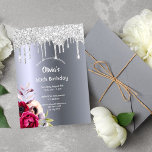60-årsdagen för Silver glitter-droppburgunska blom Inbjudningar<br><div class="desc">På framsidan: En inbjudan till en 60:e födelsedagsfest. En mörk faux silver metallic tittar bakgrund. Dekorerad med mörkens lila och blommor från burgundy och ro rosa, faux glitter droppning, färgdropputseende. Mallar för uppgifter om namn och party. Namn är skrivet med ett handskript stil, lätt grått färgad brev. Baksida: Faux silver...</div>