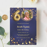 60-årsdagen - marinblå guld-stjärnor - fotolyxfoto inbjudningar<br><div class="desc">En modern fotoinbjudan till snyggten för en 60:e födelsedagsfest. En marin blå bakgrund,  dekorerad med gyllene stjärnor. Den blå färg är ojämn. Anpassa och lägg till information om foto och party.</div>