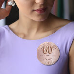 60-årsdagen ro guld  glitter namn bricka knapp<br><div class="desc">Elegant,  klassisk,  glamorös namn bricka i 60 födelsedagsfester. Ro guld och  övertoningsbakgrund. Dekorerad med ro guld,  faux glitter,  gnistor. Anpassa och lägg till ett namn. Namn är skrivet med ett modernt skript för färgaden ro i mörk,  skrivet med stil. Nummer 60 skrivs med ett stil-teckensnitt med ballong.</div>