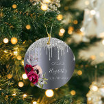60-årsdagen silver glitter får blommigt burgundi julgransprydnad keramik<br><div class="desc">En prydnad för en 60-årsdag. En mörk faux silver metallic tittar bakgrund. Dekorerad med mörkens lila och blommor från burgundy och ro rosa, faux glitter droppning, färgdropputseende. Mallar för namn, datum och ålder 60 år. Namn är skrivet med ett vitt, modernt, handskript i stil. Perfekt som vintertorka, party-favör, keepsaké eller...</div>