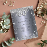 60-årsdagen silver glitter får glamorösa droppar inbjudan vykort<br><div class="desc">En modern, snyggt och glamorös inbjudan till en 60:e födelsedagsfest. En faux silver-tittar bakgrund, dekorerad med glitter-damm. Anpassa och lägg till ditt namn och information om party. Nummer 60 skrivs med ett stil-skript med ballong. Baksida: silver metallisk, vykortsdesign. Tips! Om du inte vill att det ska se ut som ett...</div>