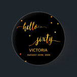 60-årsdagen svart guld namn hej 60 knapp<br><div class="desc">Chic trendig svart bakgrund och faux guld text skriven med ett trendig handskript i stil: hej 60. Med gyllene prickar som dekoration. Mallar för ett namn och ett datum, gyllene brev. Elegant och modern för en 60:e födelsedagsfest kan användas som en tjänst eller som ett sätt att spara datumpåminnelse för...</div>