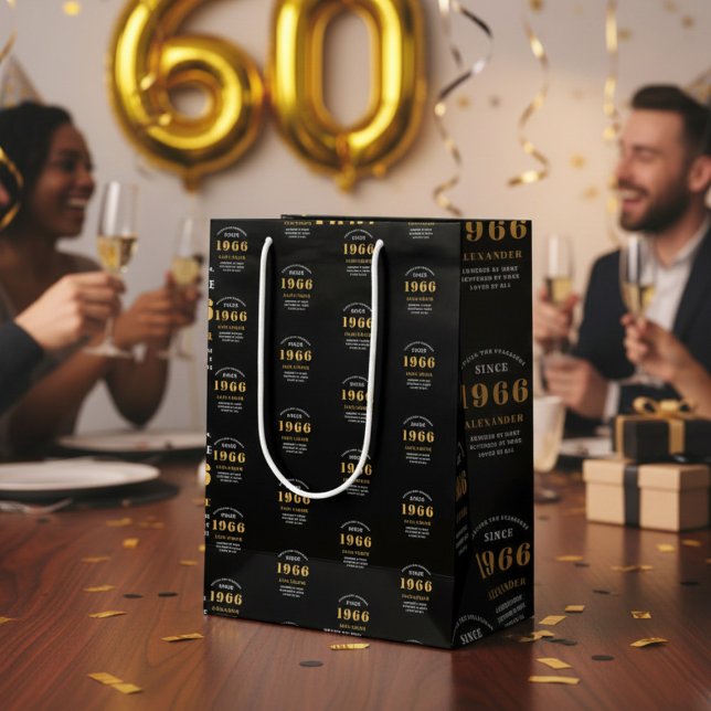 60-årsfirande 1966 Svart Guld Chic Elegant (Born 1966 birthday gift bag. Background out of focus.)