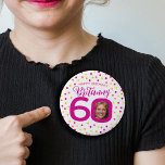 60-årsfoto rosa golden gult-konetti knapp<br><div class="desc">Slumpmässigt färgade konfetti fyller 60 år med party som överraskning. I djup rosa, röd, koral, gyllene gult och gult på vitt. Lägg till ditt eget foto från födelsedagstjuren i mitten av 60-årsjubileet och anpassa dig med dina egna sextioårsflickor namn. Andra matchande artiklar och delmålets födelseår finns tillgängliga. Ursprunglig design av...</div>