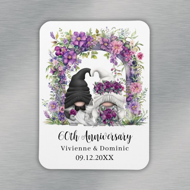 60-årsjubileum för Gnom Lila Blommor Magnet (60th Wedding Anniversary Gnome Purple Floral Magnet
)