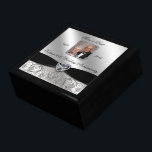60:e Bröllop-årsdagen för foto-gåva Smyckeskrin<br><div class="desc">En Digitalbcon Bilder Design med ett tema med svart platinabribbon, Diamond och Platinum Silver Flourish Ram med en rad olika bilder, former, mönster, stilar och typsnitt i anpassningsbarna i denna foto Gift-ruta av typen"Diamond Bröllop årsdag". Den här eleganten och den här attraktiva designen levereras med anpassadet Fotobild och textmarkeringar på...</div>