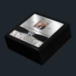 60:e Bröllop-årsdagen för foto-gåva Smyckeskrin<br><div class="desc">En Digitalbcon Bilder Design med ett tema med svart platinabribbon, Diamond och Platinum Silver Flourish Ram med en rad olika bilder, former, mönster, stilar och typsnitt i anpassningsbarna i denna foto Gift-ruta av typen"Diamond Bröllop årsdag". Den här eleganten och den här attraktiva designen levereras med anpassadet Fotobild och textmarkeringar på...</div>