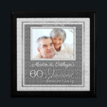 60:e diamantårsdagen Foto Keepie Minnesask<br><div class="desc">Denna vackra juvelry- eller Trinket-låda är försedd med vår vackra Bröllop-årsjubileum Samlingsdesign och innehåller jubileumsfoto, deras diamantårsdag och deras namn. Ett härligt sätt att hedra minnen du firade 60 år tillsammans. En vacker gåva till make till ge för hans fru på 60 år, särskilt om han lägger in en speciell...</div>