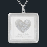 60:e diamanten på bröllop-årsdagen av anpassningsb silverpläterat halsband<br><div class="desc">Elegant 60:e årsdagen av personligen bröllop halsband med diamanthjärtkonstruktion. perfektens gåva för ett make till ge och hans fru när de firade sin diamanters bröllop-årsdag för barn till ge till deras morsa. halsbandet kan anpassas för att visa namnen på mannen och frun. I meddelandet står det: "Firar 60 år". Detta...</div>