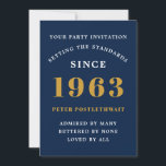60:e födelsedag 1963 Blått Guld Lägg till Namn år Inbjudningar<br><div class="desc">För dem som firar sin födelsedag har vi det idealiska födelsedagsfest inbjudan-kortet. Elegantens bakgrund med guld-design är enkel och chic. Anpassa enkelt texten längst fram och baktill på det här födelsedagsinbjudningskortet med hjälp av den mall som finns. En del av standardskalan för kort,  party och gåvor.</div>