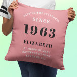 60:e födelsedag 1963 Rosa Girly Elegant Chic Kudde<br><div class="desc">Perfekten för att fira en speciell någons 60-årsdag är denna chic och elegant rosa och grått anpassningsbar dekorativ kudde en unik och personlig gåva som de kommer att uppskatta för alltid. Denna vackra kudde, som tryckts med år 1963, kommer säkert att tillföra något glamorbete till vilket rum som helst. Vare...</div>