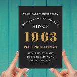 60:e födelsedag 1963 Svarta Guld Lägg till Namn år Inbjudningar<br><div class="desc">För dem som firar sin födelsedag har vi det idealiska födelsedagsfest inbjudan-kortet. Elegantens bakgrund med guld-design är enkel och chic. Anpassa enkelt texten längst fram och baktill på det här födelsedagsinbjudningskortet med hjälp av den mall som finns. En del av standardskalan för kort,  party och gåvor.</div>