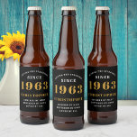 60:e födelsedag Born 1963 Lägg till Namn Black Gul Ölflaska Etikett<br><div class="desc">Gör er speciella utmärkelse med den här personligen svart och guld öletikett! Perfekt för 60-årsfirandet kommer den här unika designen att tillföra lite roligt och sofistikering till alla tillfälle. Med ett modernt svart och guld-tema och anpassad text kommer den här öletiketten att imponera på dina gäster. Fira din kära speciella...</div>
