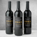 60:e födelsedag Born 1963 Lägg till Namn Black Gul Vinflaska Etikett<br><div class="desc">Personlig Födelsedag lägg till ditt namn och årsetiketten vin. Redigera namn och år med den angivna mallen. En underbar födelsedagsfest av anpassningsbar. Fler gåvor och party-förråd finns tillgängliga med utformningen "standardinställningar" i butiken.</div>