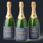 60:e födelsedag Born 1963 Lägg till Namn Blue Guld<br><div class="desc">Personlig Födelsedag lägg till ditt namn och årsmärkta vin. Redigera namn och år med den angivna mallen. En underbar anpassningsbar blå födelsedagsfest tillbehör. Fler gåvor och party-förråd finns tillgängliga med utformningen "standardinställningar" i butiken.</div>