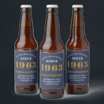 60:e födelsedag Born 1963 Lägg till Namn Blue Guld Ölflaska Etikett<br><div class="desc">Personlig Födelsedag lägg till ditt namn och årsmärke för öl. Redigera namn och år med den angivna mallen. En underbar anpassningsbar blå födelsedagsfest tillbehör. Fler gåvor och party-förråd finns tillgängliga med utformningen "standardinställningar" i butiken.</div>