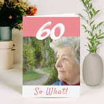 60:e födelsedag Funny Positive Photo Personlig Kort<br><div class="desc">60-årsjubileum för anpassningsbar för någon som firar 60 år. Det kommer med ett lustigt och motiverande citat 60 Så vad! och är perfekt för en person med en känsla av humor. Kortet är i rosa och vitt färg. Infoga fotot i mallen. Du kan också ändra årsnumret.</div>
