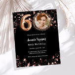 60:e födelsedag med svart foto av ro guld<br><div class="desc">En modern fotoinbjudan till snyggten för en 60:e födelsedagsfest. En klassisk svart bakgrund,  dekorerad med ro guld-stjärnor. Anpassa och lägg till information om party. 1 lakan = 1 inbjudan tryckt kant till kant.</div>