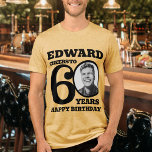 60:e födelsedag med svartvit namn-färg t shirt<br><div class="desc">Lycklig 50:e födelsedagstexten, namn och t-shirt för foto. Roligtens 60:e personligens foto t-shirt med fet svart design. Anpassa den här födelsedagskjortan med ett foto av födelsedagskalkylen i mitten på siffran 0. Underbar idé om att lägga till lite roligt till en milstolpe 60 födelsedagsfest firande. Andra matchande artiklar och alternativ för...</div>