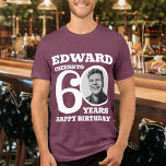 60:e födelsedag med vit text från namn t shirt<br><div class="desc">Lycklig 60:e födelsedag svart text, namn och t-shirt för foto. Roligtens 60:e personligens fotot-shirt i fet vit textdesign. Anpassa den här födelsedagskjortan med ett foto av födelsedagskalkylen i mitten på siffran 0. Underbar idé om att lägga till lite roligt till en milstolpe 60 födelsedagsfest firande. Andra matchande artiklar och alternativ...</div>