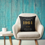 60:e födelsedag Namn 1964 Svarta Guld-Elegantens C Kudde<br><div class="desc">60:e födelsedag Speciell 1964 Born Black Guld Chic Elegant Dekorativ kudde - Perfekt for Home Décor. Fira din 60:e milstolpe med vår Svarta Guld Elegant Chic Dekorativ kudde. Denna konstgjort designade kudde är inte bara en kudde, utan en hyllning till er gyllene färd sedan 1964. Det är en perfekt blandning...</div>