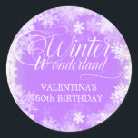 60:e födelsedag Vinter Wonderland Snowflake Favor Runt Klistermärke<br><div class="desc">Elegantens vinterland 60:e födelsedag har en vacker kalligrafi omgiven av en lush snöflake och snö gräns. Snöflingor går mot söt bakgrund för mjuk lila. Du kan faktiskt ändra bakgrunden färg till valfritt färg. Winter Wonderland kan inte ändras, men all återstående text kan redigeras. Denna punkt är en del av Winter...</div>