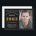 60:e födelsedagen 1963 Namn Photo Black Guld Inbjudningar<br><div class="desc">För dem som firar sin födelsedag har vi det idealiska födelsedagsfest inbjudan med möjlighet att lägga till ett foto. Den svarta bakgrunden med en vit och guld typografisk design är enkel och ändå elegant. Anpassa enkelt texten för den här födelsedagspresenten med hjälp av den mall som tillhandahålls. Sök i butiken...</div>