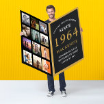 60:e födelsedagen 1964 Fotomall Giant<br><div class="desc">Fira din älskade 60-årsdag i stil! Det här unika jumbo-legendariska roliga kortet har en svart och guld vintage stil och anpassar sig efter namn och det år du väljer, plus dina favoritfoton på 12 bilder. Ge är en unik, minnesvärd gåva som kommer att ge ett leende till den speciella födelsedagsmannens...</div>