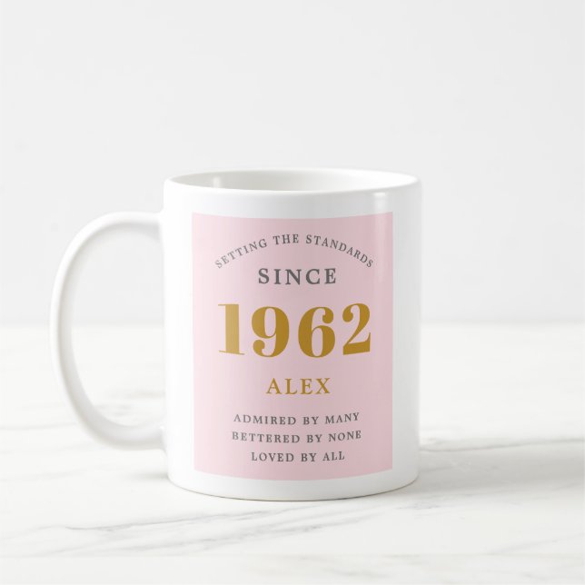 60:e födelsedagen Namn 1962 Rosa Grått Elegant Chi Kaffemugg (Vänster)