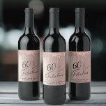 60:e födelsedagen Ro Guld Glitter Personlig Vinflaska Etikett<br><div class="desc">Fira din sextionde födelsedag i stil med elegant och chic personlig vin. "60 & Fabulous" är skrivet i snyggt mot bakgrund av ro guld,  där ro faux glitter droppar uppifrån. Anpassa med ditt namn och party-datum.</div>