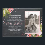 60:e Födelsedagsfesten Blommigt Chalk Rosa Photo I Inbjudningar<br><div class="desc">Lägg till ditt foto i vintagen stil Chalk inbjudan. Lägg till vilken ålder som helst. Bakåtskriften ingår.</div>