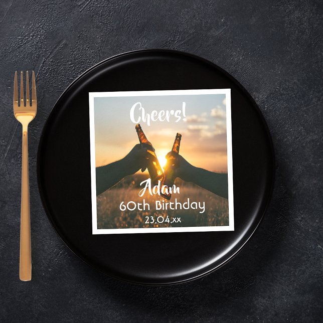 60:e födelsedagsfesten för killarna bjuder öl pappersservett (Skapare uppladdad)