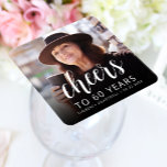 60:e Födelsedagsfesten Photo Cheers White Script Underlägg Papper Kvadrat<br><div class="desc">Den här anpassningsbarnas 60-årsdag-pappra underlägg innehåller gästen för hederets personlig foto,  namn och födelsedag,  tillsammans med ord "Cheers" i det elegant vita kalligrafiskriptet. Med en mörk skärm kan du göra så att texten visas. Ett underbart sätt att fira någon som vrider sextio!</div>